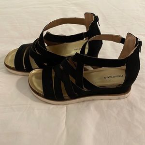 Maurice’s sandal size 8